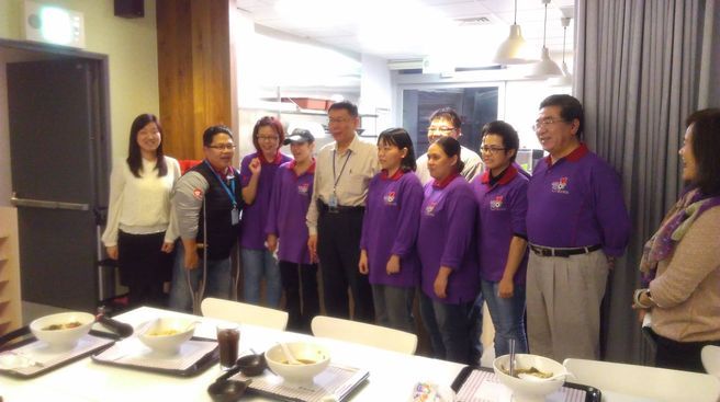 臺北市市長柯文哲品嚐，勝利廚房夥伴親手烹調的勝利牛肉麵