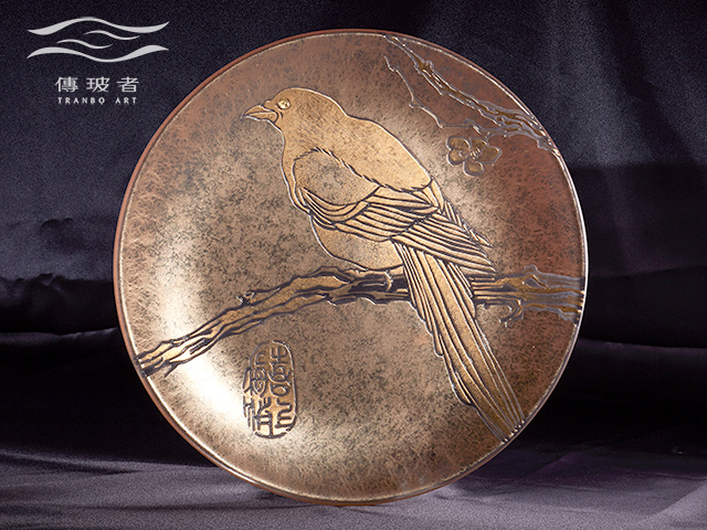 琉璃盤飾-喜上梅梢 直徑36cm 材質是金水、琉璃 售價/個NT$26,000