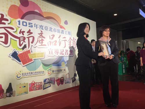 台北市周副市長表揚「摩根大通-汪營運長」長期支持勝利廚房